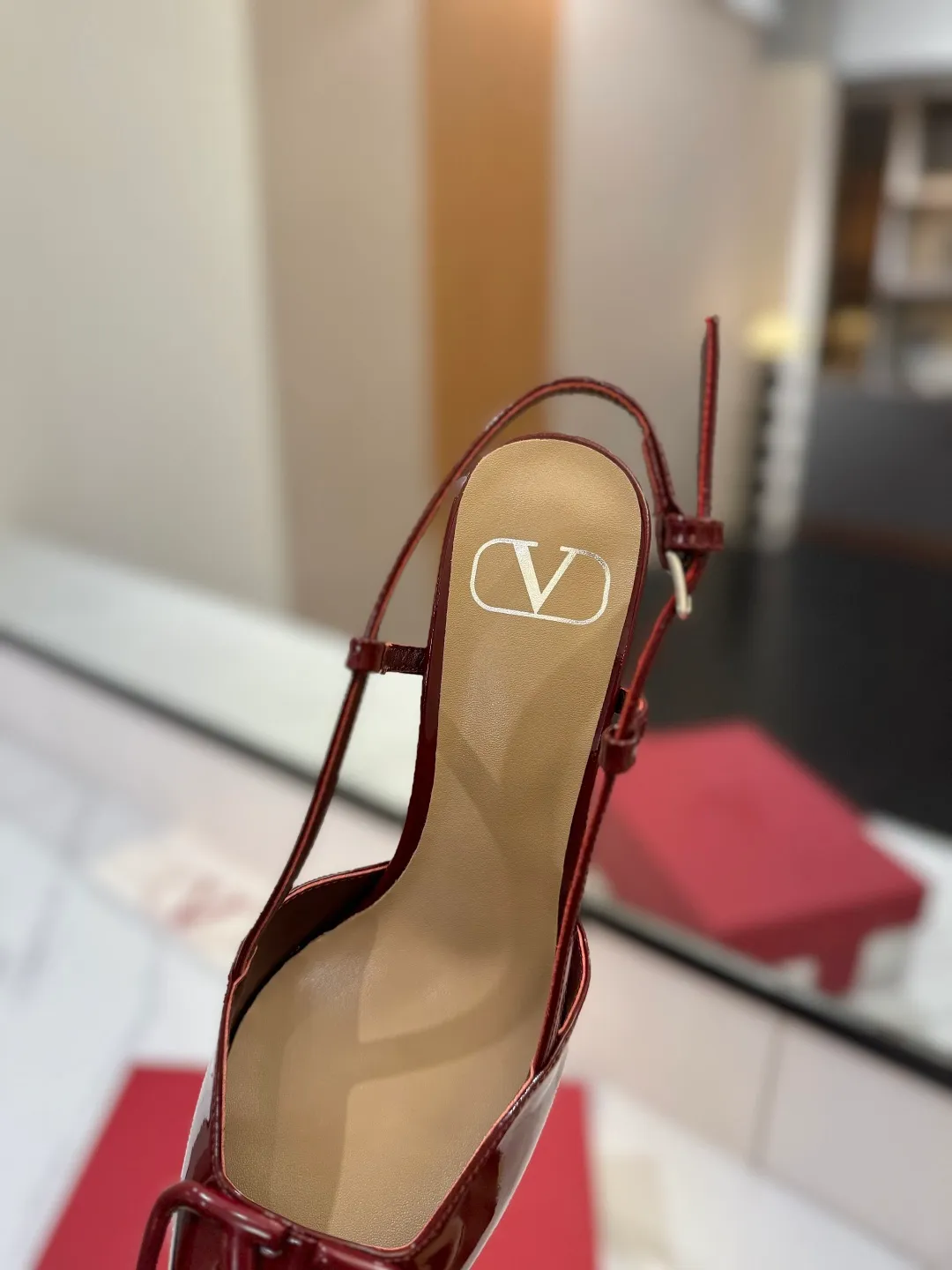 💕💕Factory direct selling price p520💕💕 Valentino launches a new series of sandals, sandals with pointed toe V-buckle sandals. The upper part of the foot is very pedicure-like. The key point is that it is very good and easy to control. It does not grind or tire your feet. It is a walking artifact! Metal VLOGO diamond buckle elements, full of high-end sense! It became sweet instantly.  The avant-garde VLOGO SIGNATURE shoe series interprets VALENTINO GARAVANI's candid attitude. Valentino Garavani V logo back hollow sandals with VLogo Signature decoration, platinum tone VLogo Signature decoration! Upper: imported patent leather Lining: imported goatskin Outsole: Italian leather outsole Heel height: 8cm Size: 35-39 (34-40-41-42 customized size)